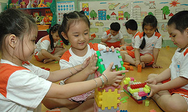 Khen thưởng cho con CBCNV có thành tích trong học tập năm học 2011-2012
