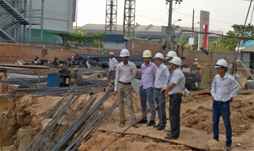 Ông Đào Hữu Khanh - Ủy viên Thường trực HĐQT kiêm Phó Tổng giám đốc Tập đoàn kiểm tra tại công trình Móng, tầng hầm Tổ hợp dịch vụ thương mại số 2 Hồng Hà