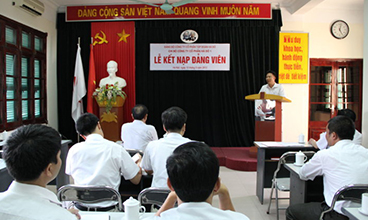 Lễ kết nạp Đảng cho đồng chí Trần Ngọc Tiến - Đội trưởng đội máy và đồng chí Lại Văn Cường - CNCT đường TTBG đồn 505 Bát Mọt, tỉnh Thanh Hóa