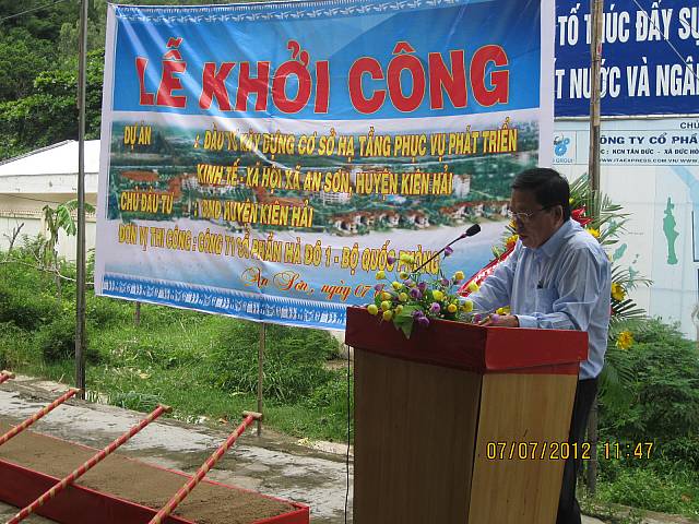 Ông Lương Quốc Bình - Chủ tịch UBND huyện Kiên Hải phát biểu tại lễ khởi công